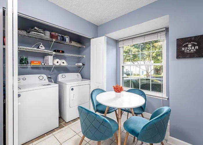 Cozy End Unit Townhouse 1 Mile From Downtown Cary