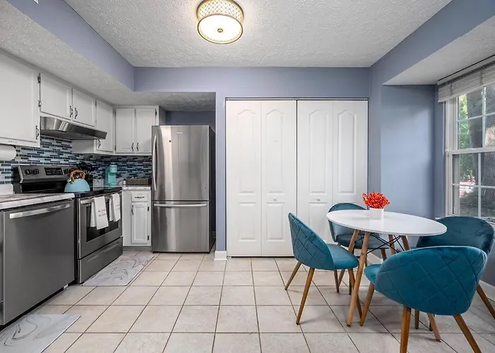 Cozy End Unit Townhouse 1 Mile From Downtown Cary