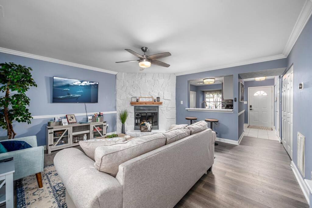 Cozy End Unit Townhouse 1 Mile From Downtown Holiday home *