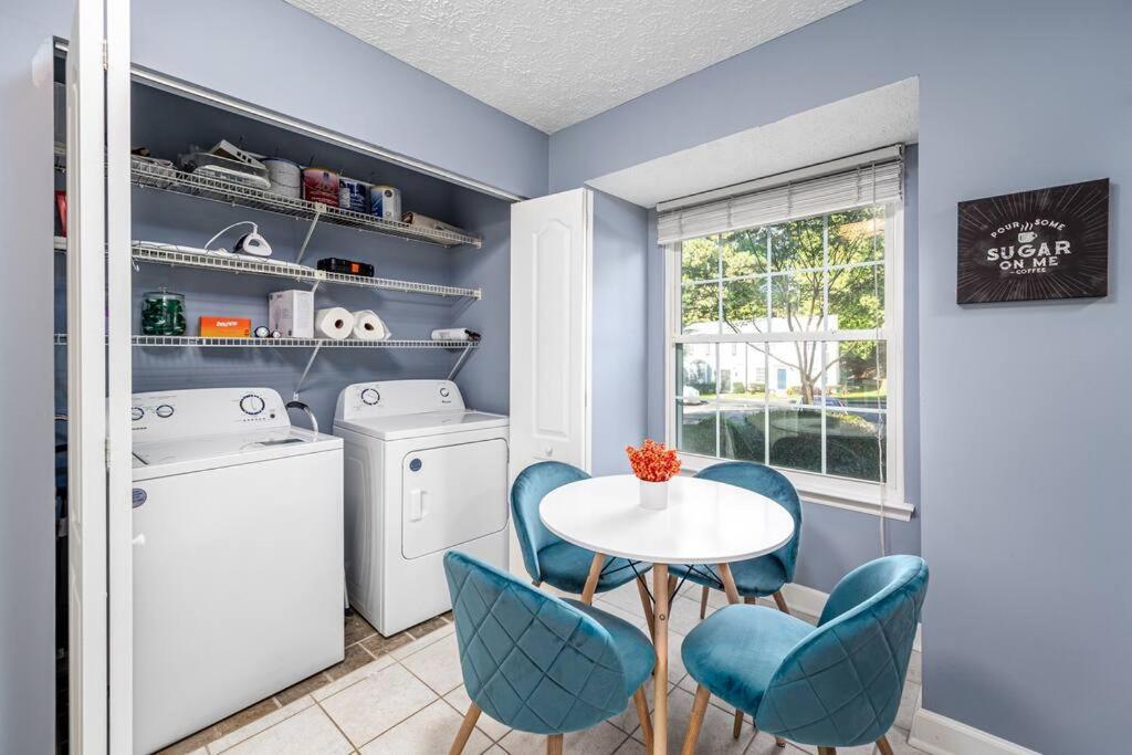 Holiday home Cozy End Unit Townhouse 1 Mile From Downtown Cary