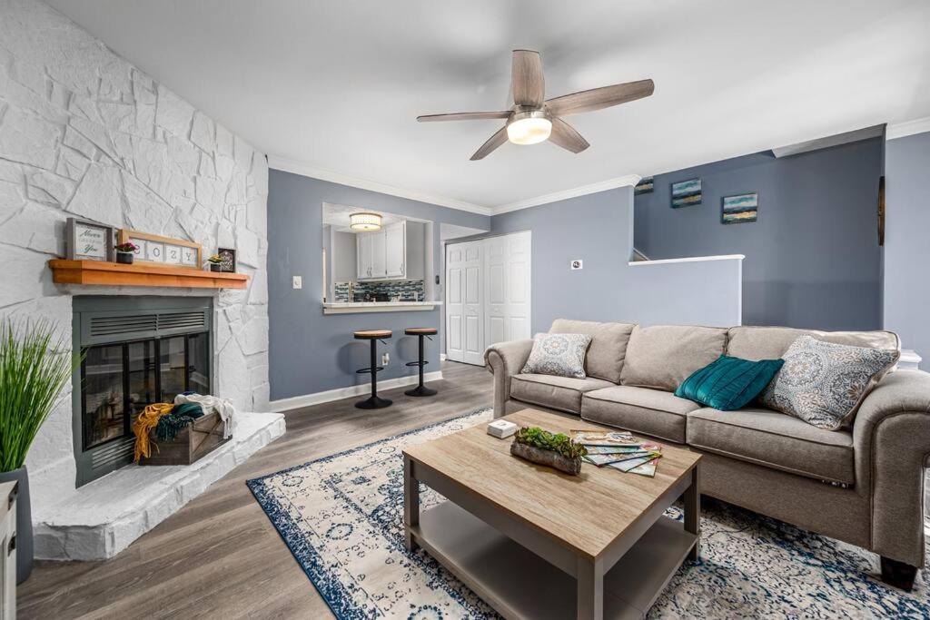 Cozy End Unit Townhouse 1 Mile From Downtown *