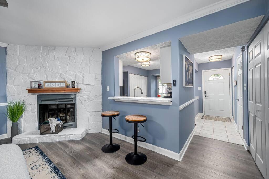 Cozy End Unit Townhouse 1 Mile From Downtown * Cary