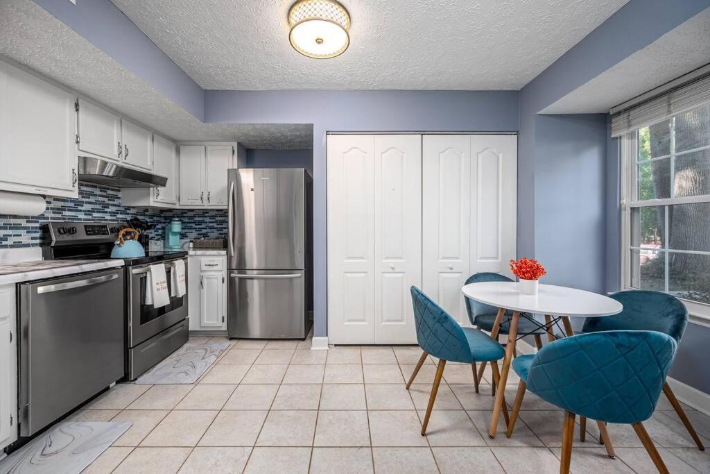 Cozy End Unit Townhouse 1 Mile From Downtown *