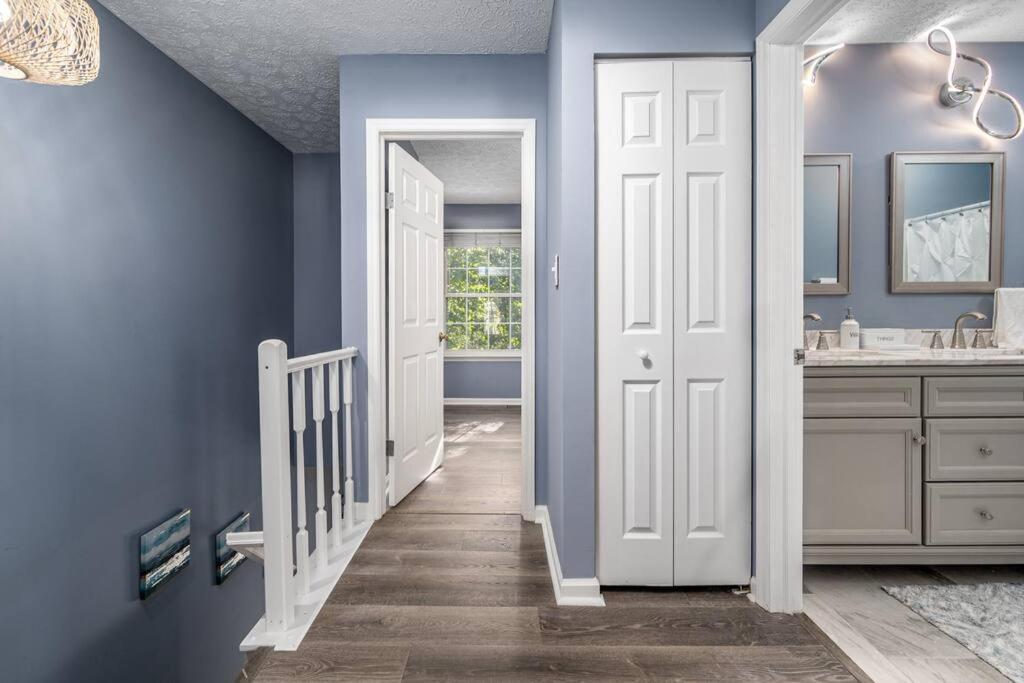 Holiday home Cozy End Unit Townhouse 1 Mile From Downtown *